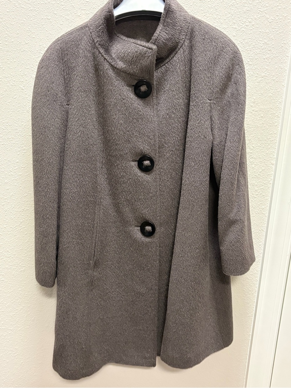 Women's Gray Single-Breasted Coat - Classic Wool-Blend Jacket